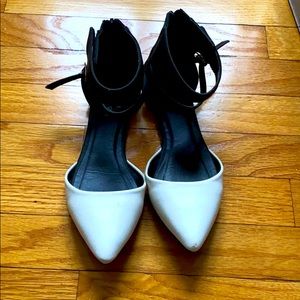 2/20 DEAL! ❤️ White pointed toe flats